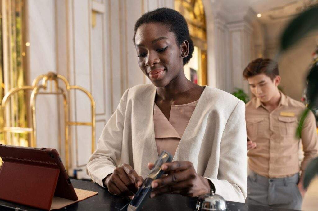 o-que-nunca-te-falaram-sobre-os-direitos-do-consumidor-em-hotel. Imagem de uma mulher fazendo check-in no hotel.