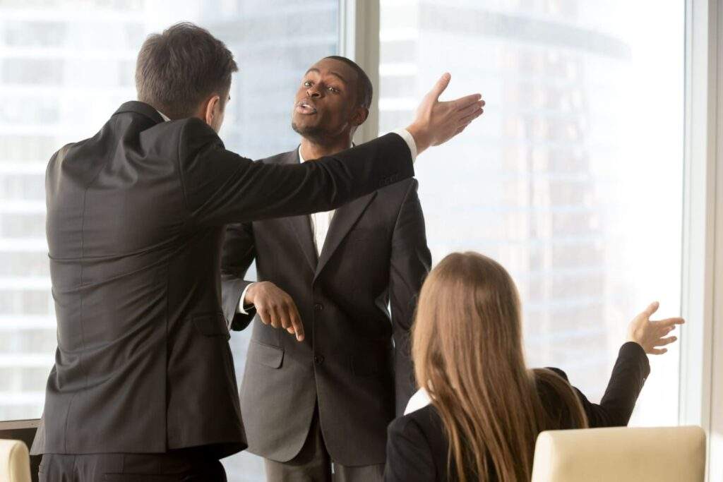 Imagem de pessoas discutindo no ambiente de trabalho, simbolizando o assédio moral.