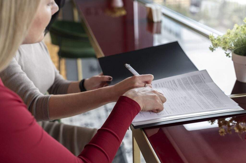 Imagem de mulher com documento, representando um advogado especialista em contratos de consumo.