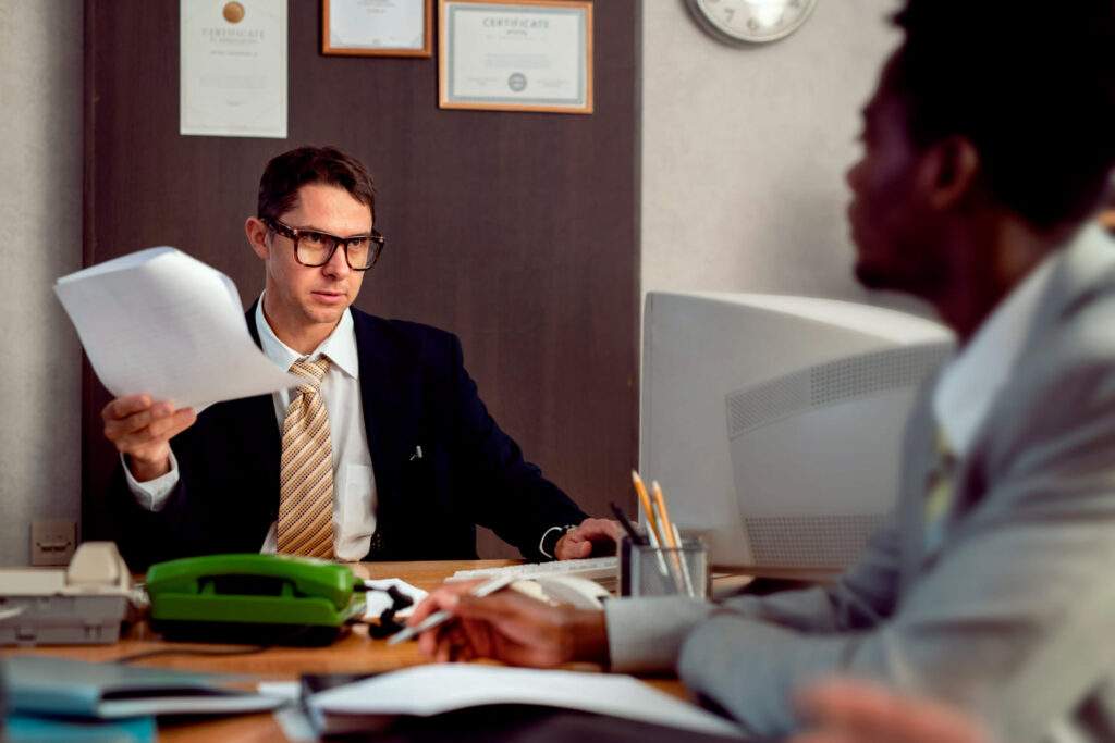 Imagem de empregador e empregado, simbolizando a necessidade de advogado especialista em desvio de função no trabalho.