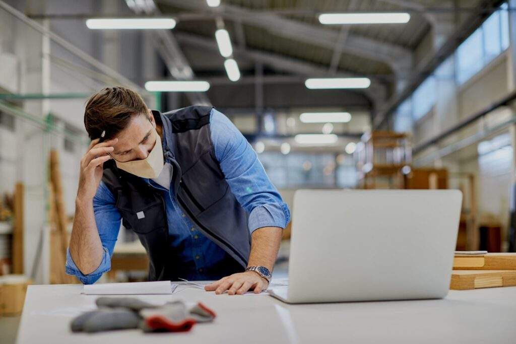 Imagem de trabalhador em local de trabalho insalubre