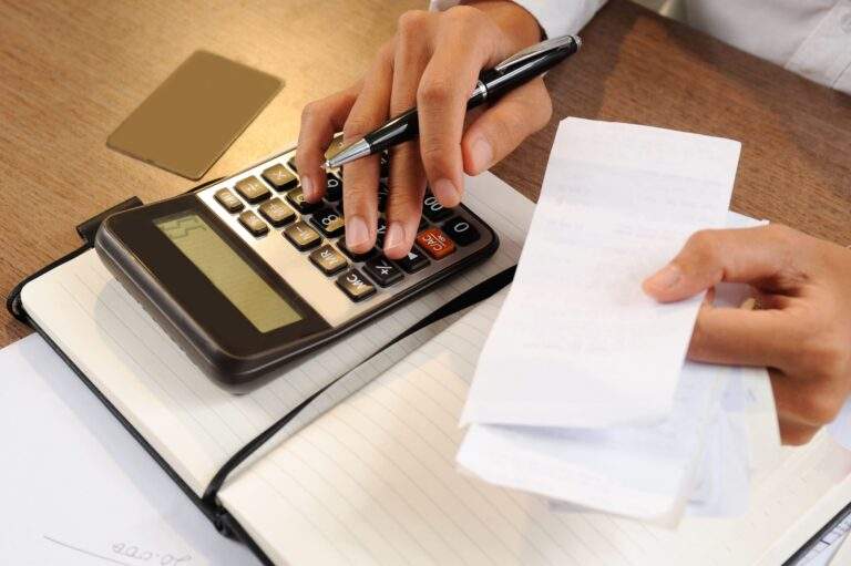 Imagem de calculadora e papel, simbolizado a tributação de startups.