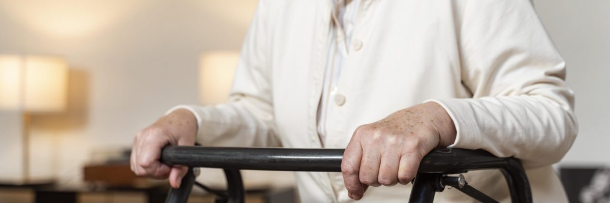 Imagem de senhora representando a aposentadoria por invalidez.