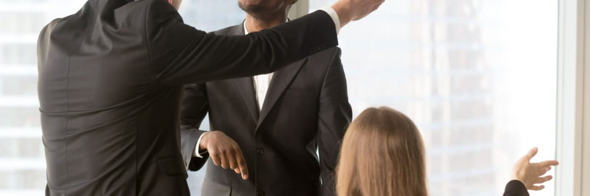 Imagem de pessoas discutindo no ambiente de trabalho, simbolizando o assédio moral.