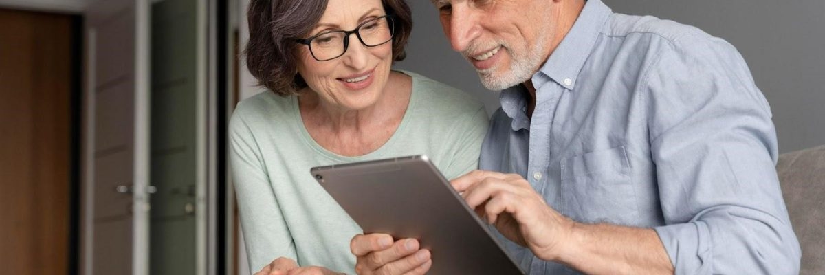 direitos-trabalhistas-apos-a-aposentadoria-7-fatos-que-voce-precisa-saber. Mulher e homem idosos acessando o tablet.